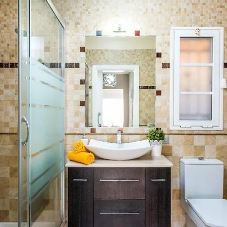 Вилла Playa De Fanabe Sleeps 6 With Pool Air Con And Wifi