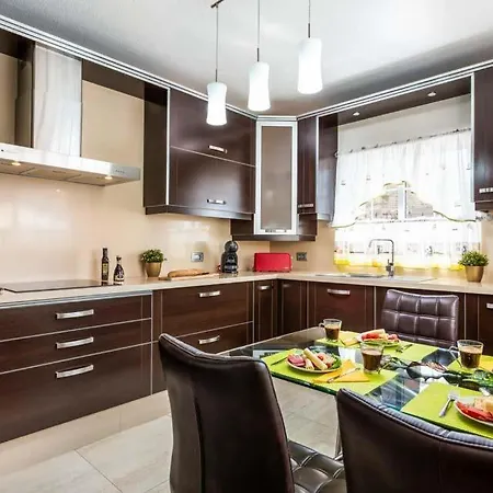 Вилла Playa De Fanabe Sleeps 6 With Pool Air Con And Wifi