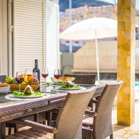 Villa Playa De Fanabe Sleeps 6 With Pool Air Con And Wifi *